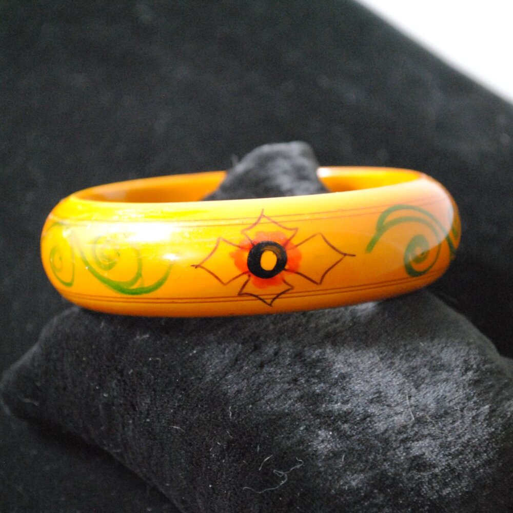 Vintage Painted and Glossed Butterscotch Bakelite /Plastic Bangle Floral Design - Picture 3 of 8